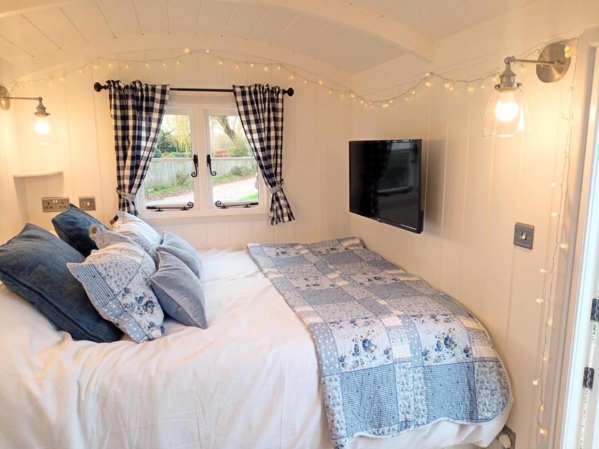 Yew Tree View Luxury Shepherd'S Hut Sturminster Newton Exterior foto